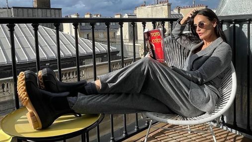 Демі Мур похизувалася стильним образом у сірому костюмі: чарівний аутфіт