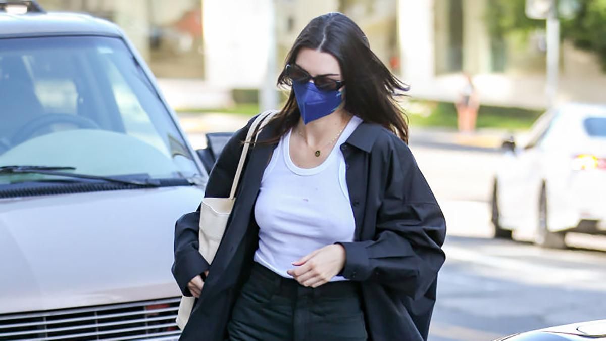 Кендалл Дженнер показала стильную черную рубашку, без которой нам не обойтись весной Кендалл Дженнер показала стильную черную рубашку, без которой нам не обойтись весной