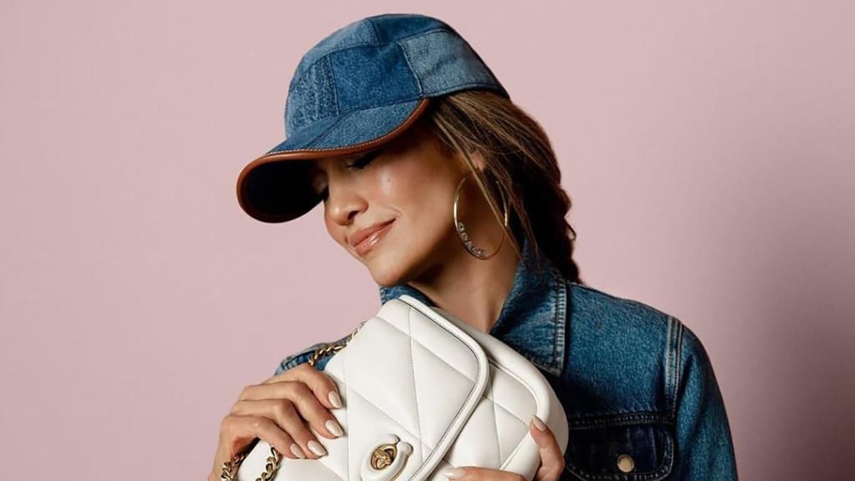 Дженніфер Лопес повертає тренд на джинсові костюми: стильна фотосесія - Fashion Дженніфер Лопес повертає тренд на джинсові костюми: стильна фотосесія - Fashion