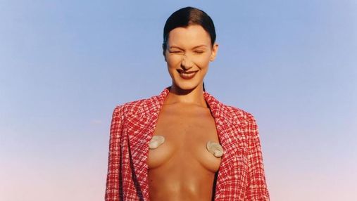 Белла Хадід позувала у рожевій ванній та прикрила оголені груди мушлями: зваблива фотосесія