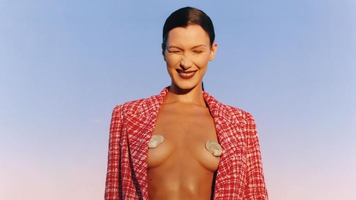 Белла Хадід позувала у рожевій ванній та прикрила оголені груди ракушками: зваблива фотосесія - Fashion