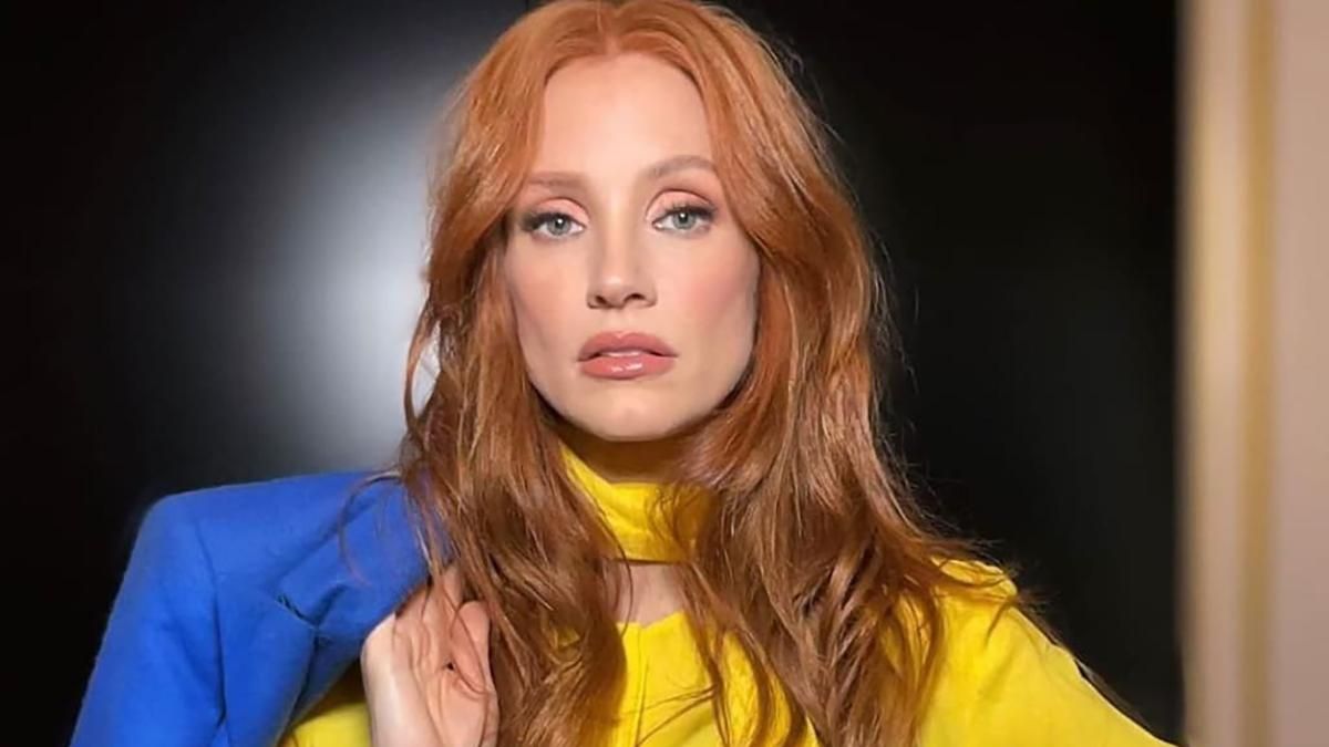 Джессика Честейн поразила образом в цветах украинского флага: эффектное фото Джессика Честейн поразила образом в цветах украинского флага: эффектное фото