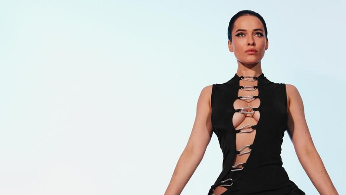 Даша Астафьева подчеркнула "ножки-капризули" стильными чулками: дерзкая фотосессия Даша Астафьева подчеркнула "ножки-капризули" стильными чулками: дерзкая фотосессия