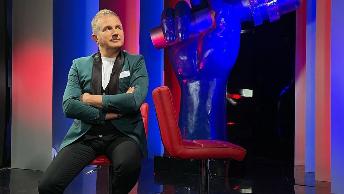 Юрий Горбунов надел на шоу "Голос страны" элегантный смокинг от бренда Andreas Moskin Юрий Горбунов надел на шоу "Голос страны" элегантный смокинг от бренда Andreas Moskin