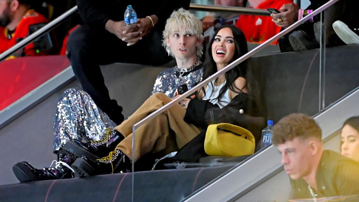 Меган Фокс прийшла з коханим на хокей у Лас-Вегасі в стильному образі: фото з льодової арени - Fashion