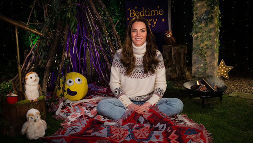 В свитере и джинсах: Кейт Миддлтон дебютировала на телевидении и прочитала сказку в детском шоу