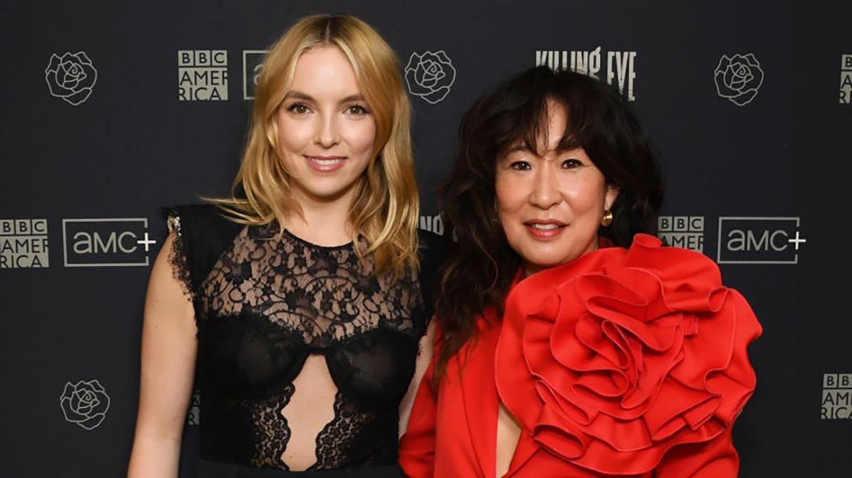 В черно-красных аутфитах: Джоди Комер и Сандра О пришли на премьеру сериала "Убивая Еву" В черно-красных аутфитах: Джоди Комер и Сандра О пришли на премьеру сериала "Убивая Еву"