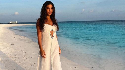 Санта Дімопулос на Мальдівах позувала в білій сукні: фото пляжного образу зірки