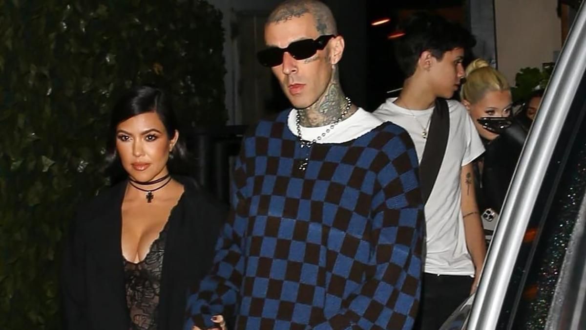 Кортни Кардашьян и Тревис Бейкер взрывают сеть эффектным выходом в кружеве и шахматном принте Кортни Кардашьян и Тревис Бейкер взрывают сеть эффектным выходом в кружеве и шахматном принте