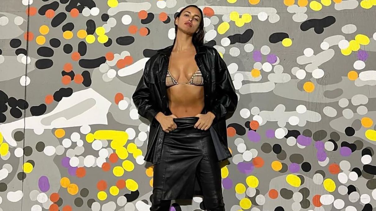 Ирина Шейк надела вместе кожаные брюки и юбку: впечатляющий аутфит Ирина Шейк надела вместе кожаные брюки и юбку: впечатляющий аутфит