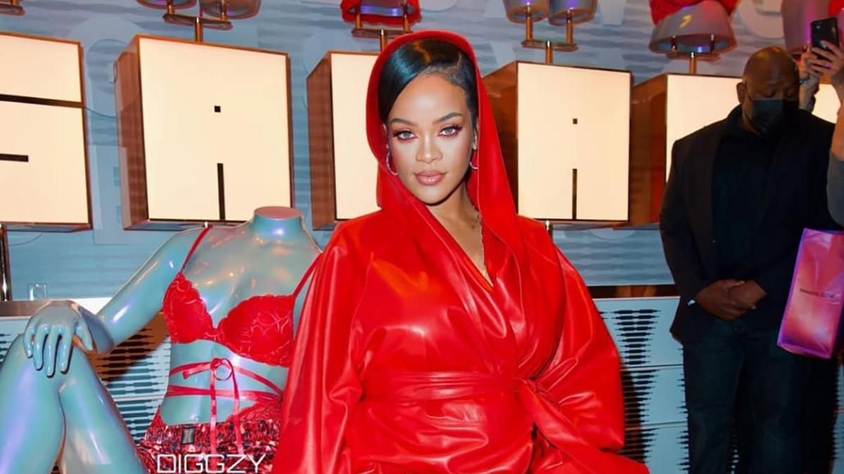 Вагітна Ріанна вразила виходом у червоному тренчі з капюшоном: красиві кадри - Fashion Вагітна Ріанна вразила виходом у червоному тренчі з капюшоном: красиві кадри - Fashion