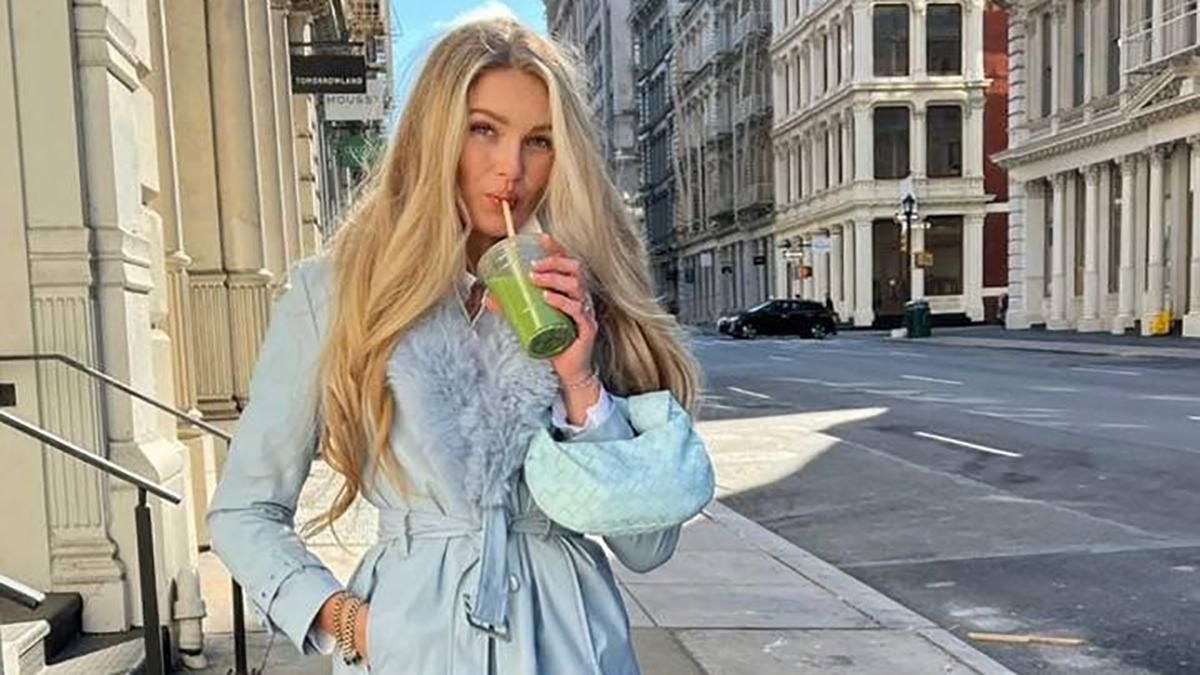 Роми Стрейд показала стильный образ в голубом тренче с сумкой Bottega Veneta Mini Jodie Роми Стрейд показала стильный образ в голубом тренче с сумкой Bottega Veneta Mini Jodie