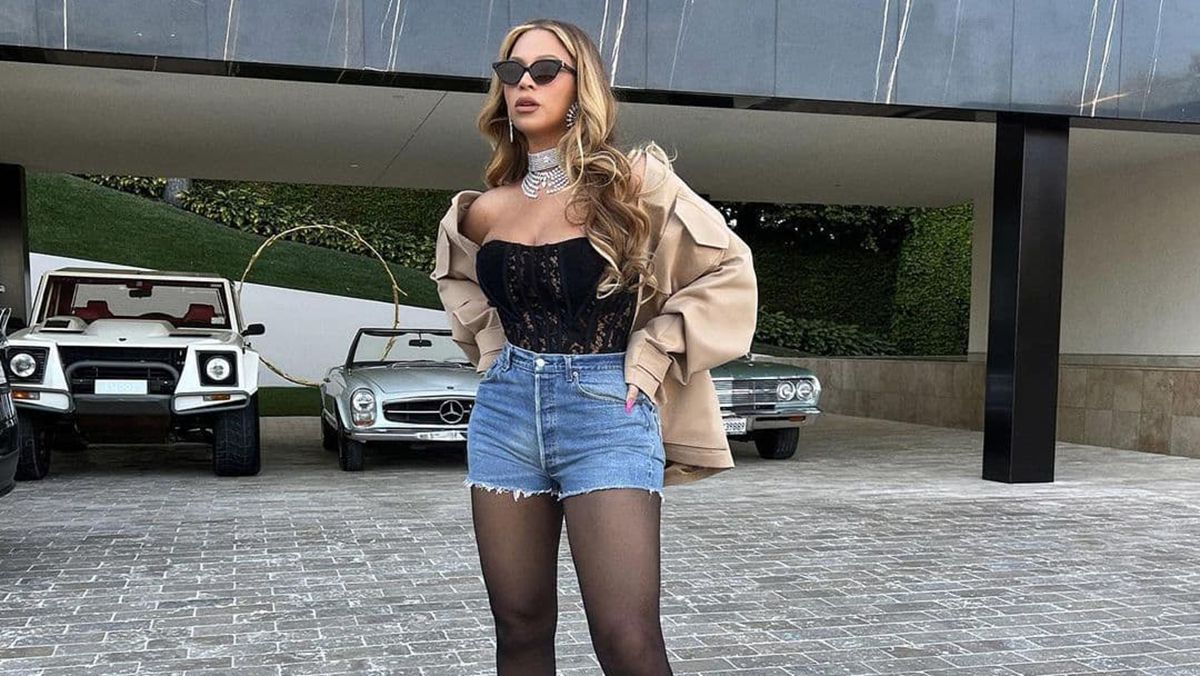 Антитрендовый выход: Бейонсе соединила джинсовые шорты с черными колготками Антитрендовый выход: Бейонсе соединила джинсовые шорты с черными колготками