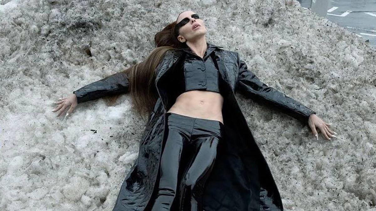У кучугурах брудного снігу: Джулія Фокс знялася в незвичній фотосесії для The Cut Special Issue - Fashion