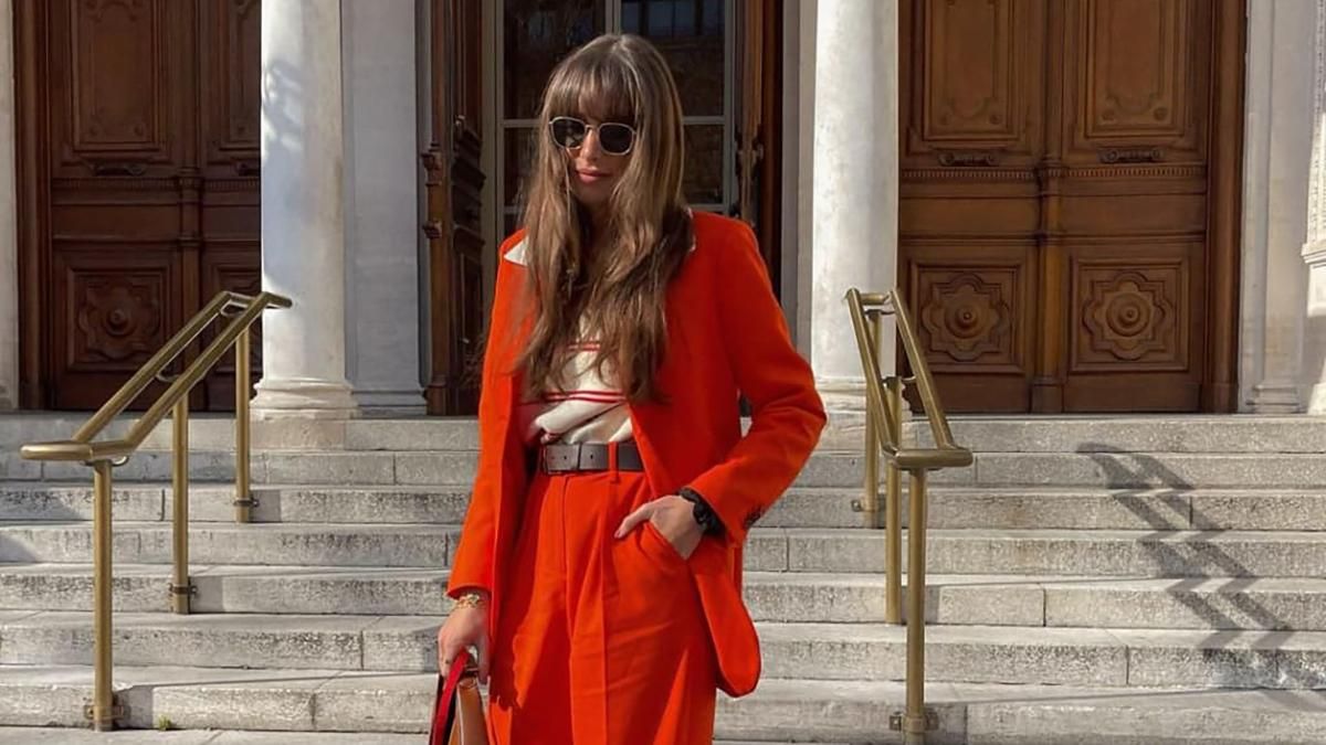 Какой костюм купить весной: модное изделие показывает француженка Жюли Феррери