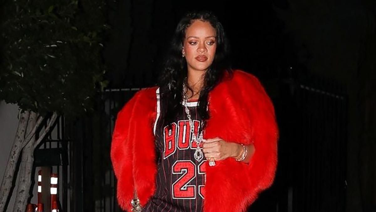 Рианна повторила образ 2016 года в шубе в виде сердца: эффектные фото Рианна повторила образ 2016 года в шубе в виде сердца: эффектные фото