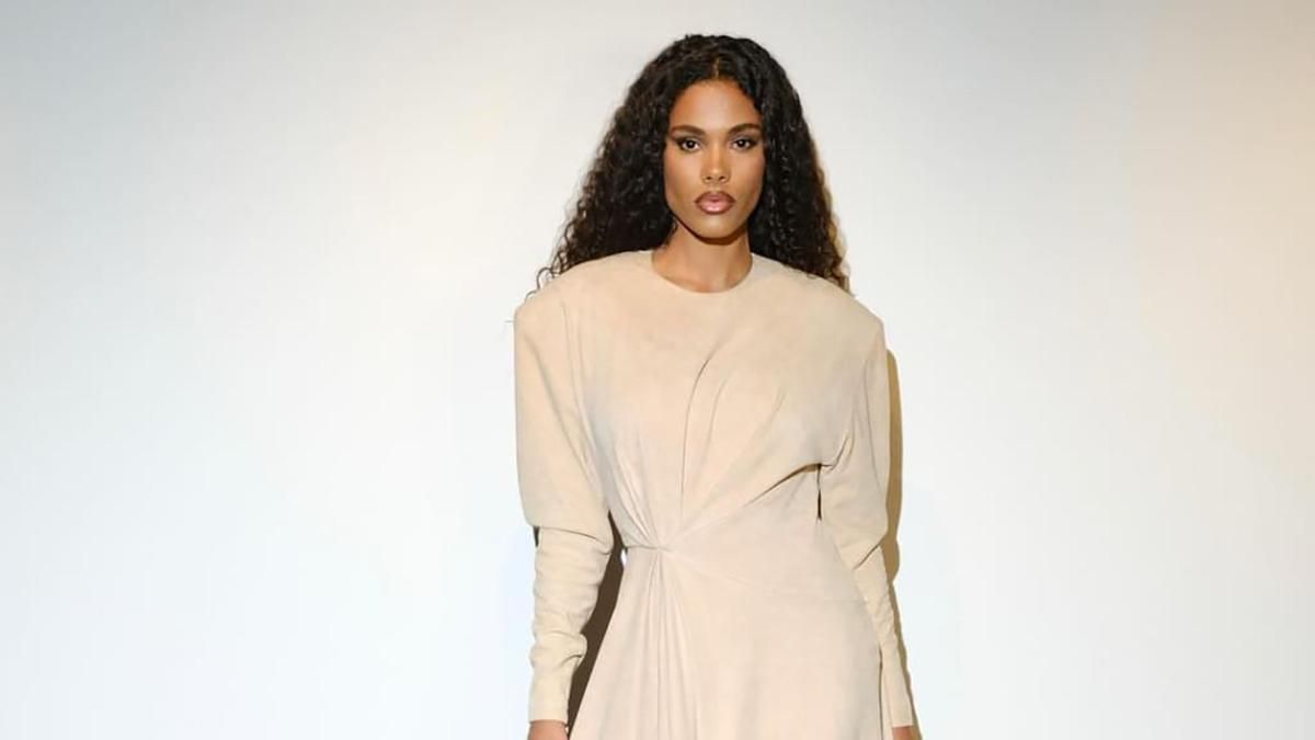 Тина Кунаки произвела фурор в монохромном образе с градиентным макияжем на губах Тина Кунаки произвела фурор в монохромном образе с градиентным макияжем на губах