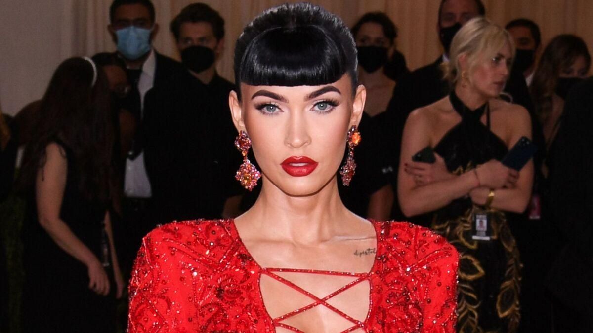 Учимся одеваться как Меган Фокс: три образа в одном цвете, которые нужно повторить этой весной Учимся одеваться как Меган Фокс: три образа в одном цвете, которые нужно повторить этой весной