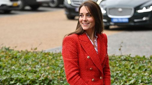 В красном жакете от Zara: Кейт Миддлтон ошеломила ярким образом