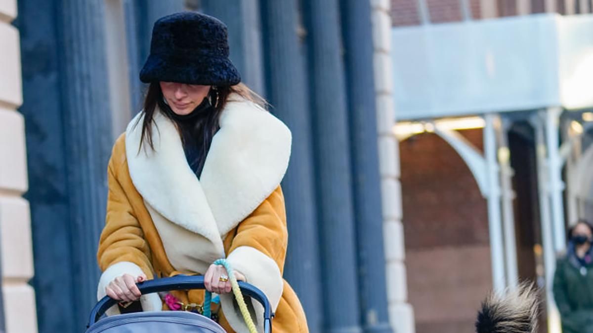 Эмили Ратаковски прогулялась с сыном в панаме от львовского дизайнера Руслана Багинского Эмили Ратаковски прогулялась с сыном в панаме от львовского дизайнера Руслана Багинского