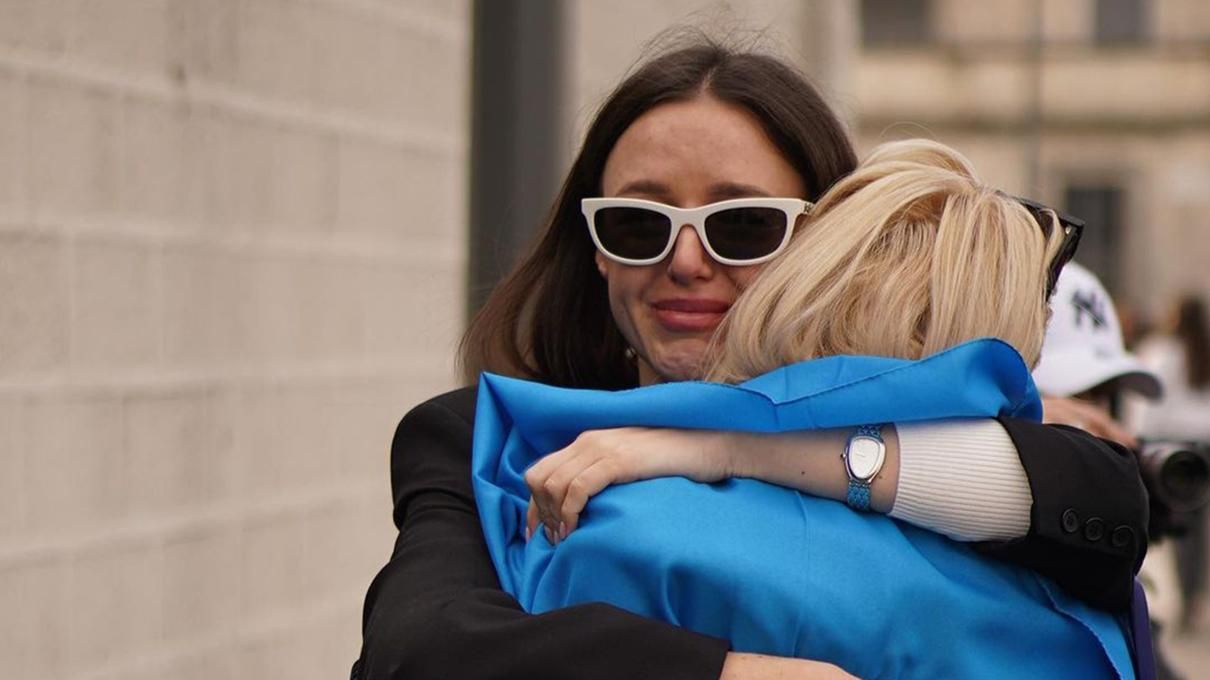 Алина Френдий и Таня Кодзаева вышли на улицы Милана с украинским флагом: щемящие фото Алина Френдий и Таня Кодзаева вышли на улицы Милана с украинским флагом: щемящие фото