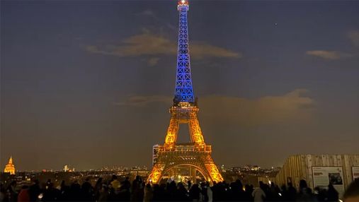 Эйфелеву башню в Париже подсветили цветами украинского флага
