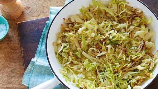 Тушим, запекаем, шинкуем в салат: три небанальных блюда из белокочанной капусты