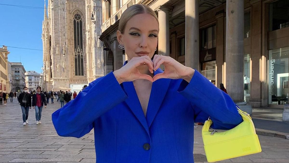 Леони Ханна поддерживает Украину в сине-желтом образе на Неделе моды в Милане