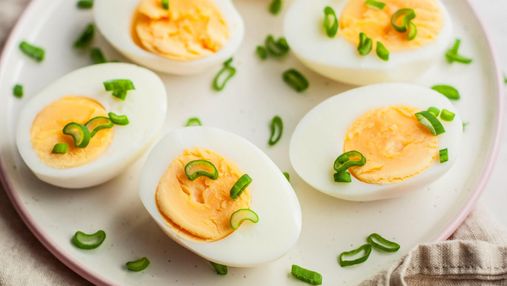 Если остались вареные яйца: готовим салат и фаршированные "лодочки"