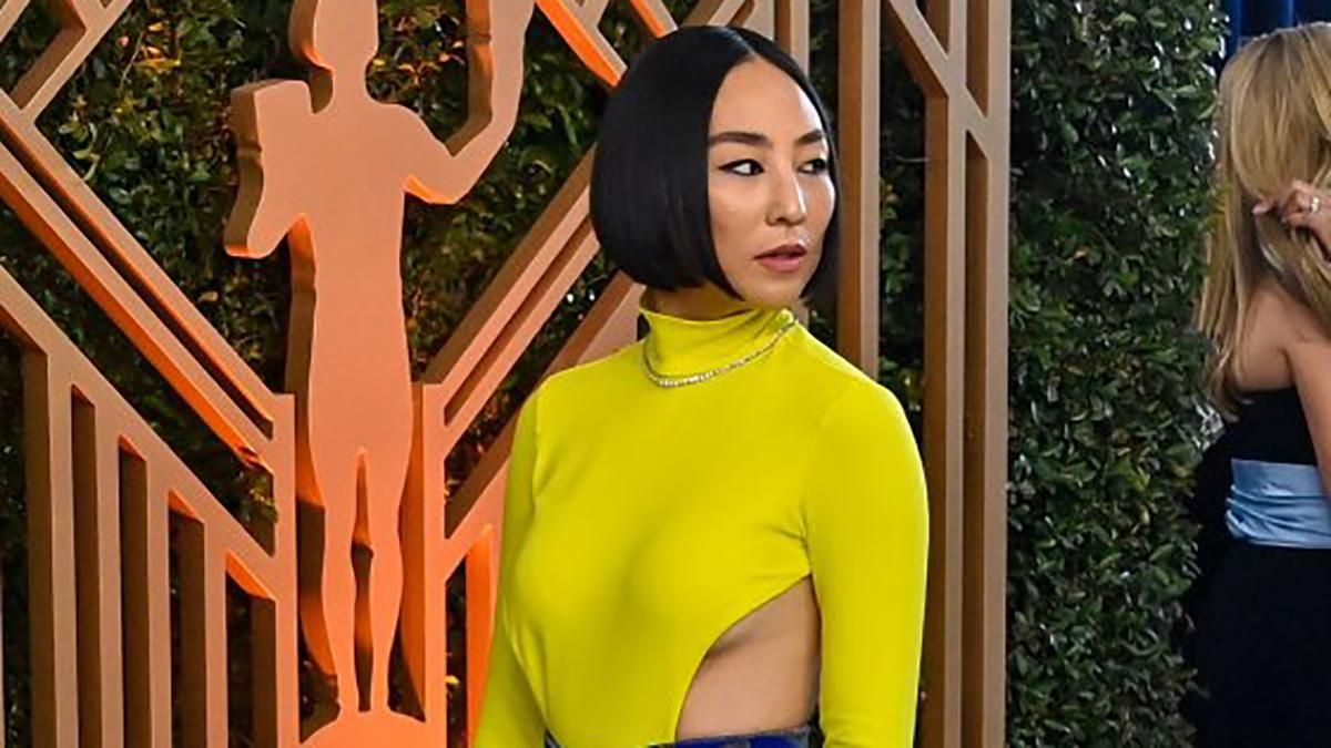 Поддержала Украину: Грета Ли вышла на красную дорожку премии SAG Awards в сине-желтом платье - Fashion Поддержала Украину: Грета Ли вышла на красную дорожку премии SAG Awards в сине-желтом платье - Fashion
