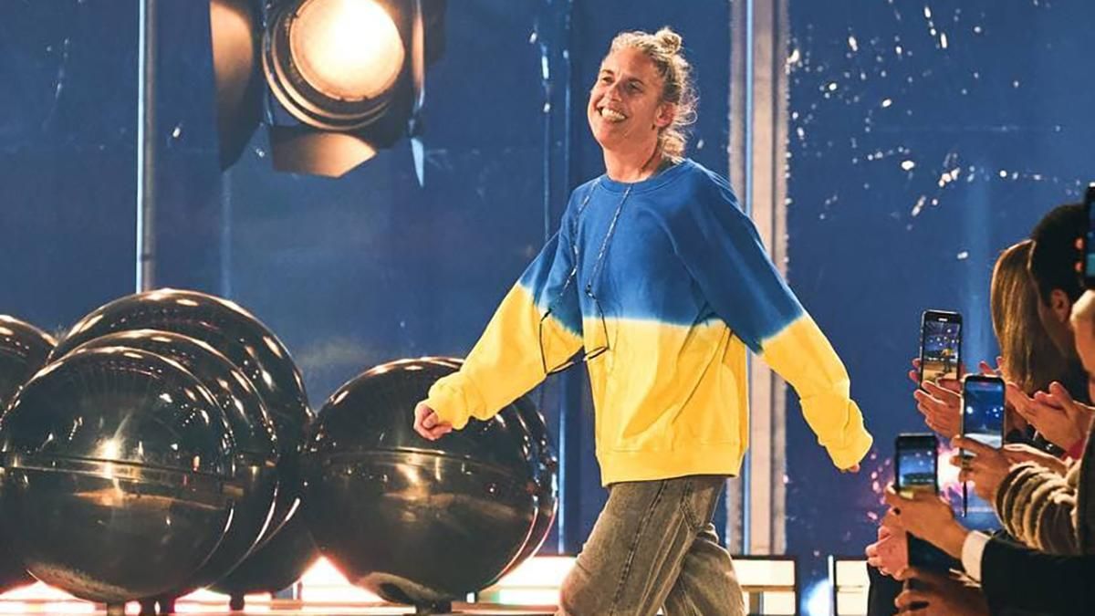 Дизайнерка Ізабель Марант вийшла на публіку в синьо-жовтому світшоті на підтримку України - Fashion Дизайнерка Ізабель Марант вийшла на публіку в синьо-жовтому світшоті на підтримку України - Fashion