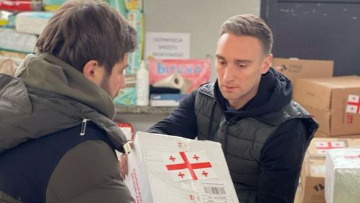 Мне больно за вас – Иракли Макацария сортирует гуманитарную помощь для украинцев в Грузии