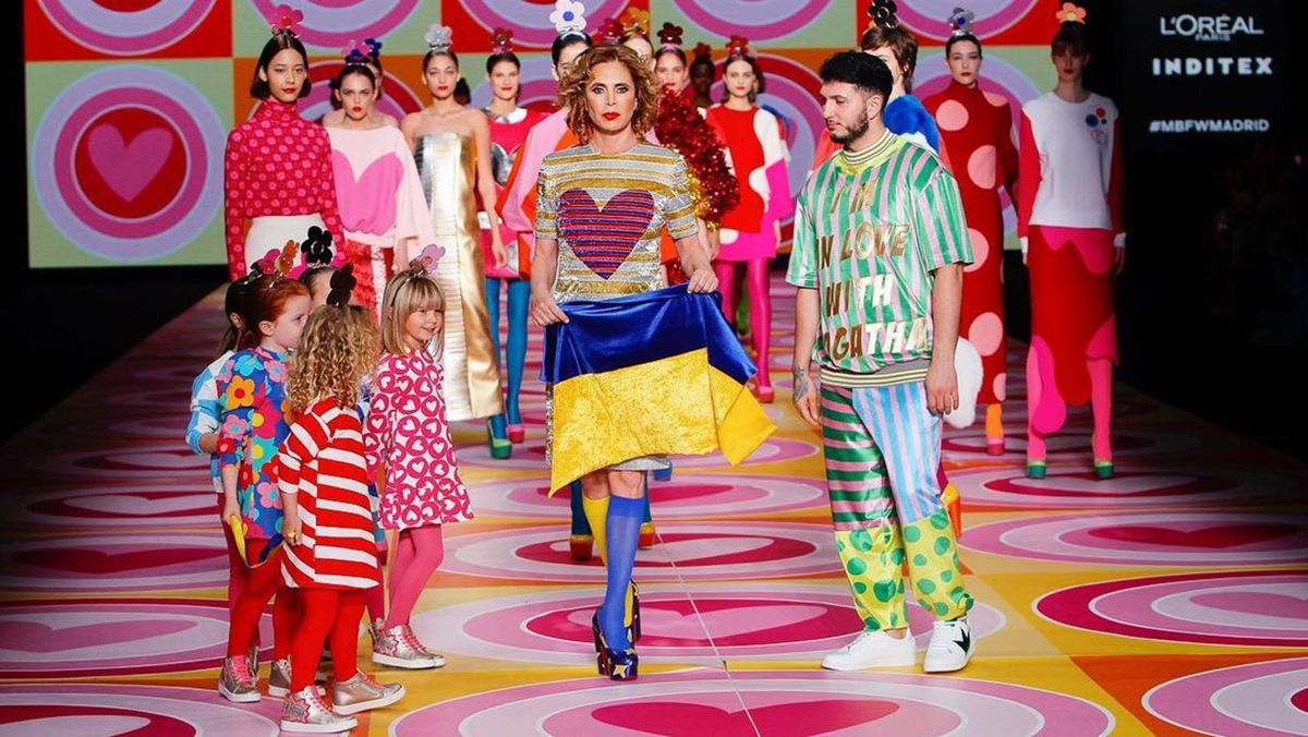 У Мадриді дизайнерка вийшла на подіум з українським прапором - Fashion У Мадриді дизайнерка вийшла на подіум з українським прапором - Fashion