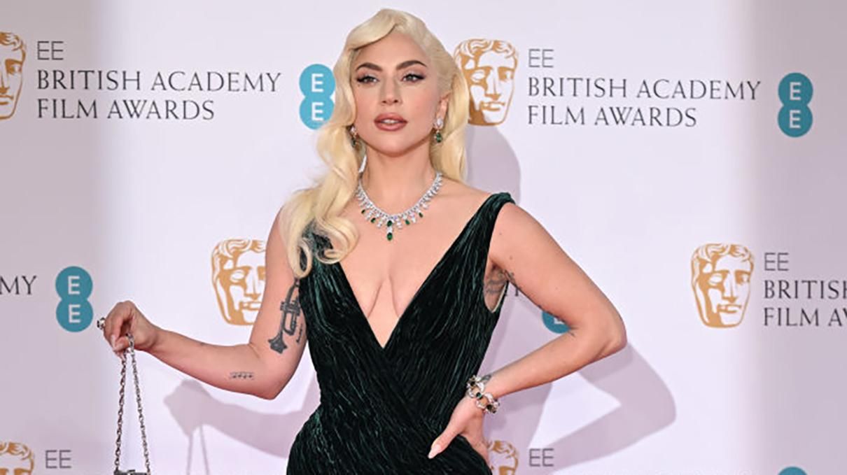 Леді Гага вийшла на червону доріжку в смарагдовій сукні та гігантських підборах - Fashion Леді Гага вийшла на червону доріжку в смарагдовій сукні та гігантських підборах - Fashion