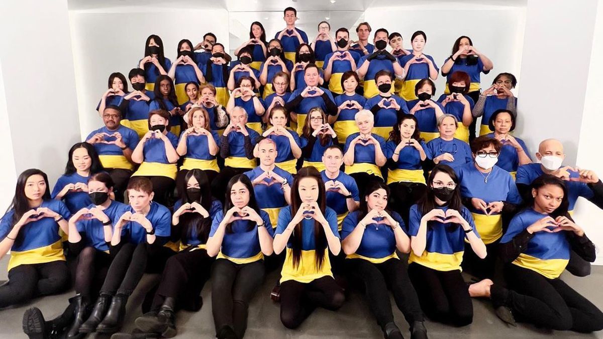 Дизайнерка Вєра Вонг зі своєю командою одягнула синьо-жовті футболки і підтримала всіх українців - Fashion Дизайнерка Вєра Вонг зі своєю командою одягнула синьо-жовті футболки і підтримала всіх українців - Fashion