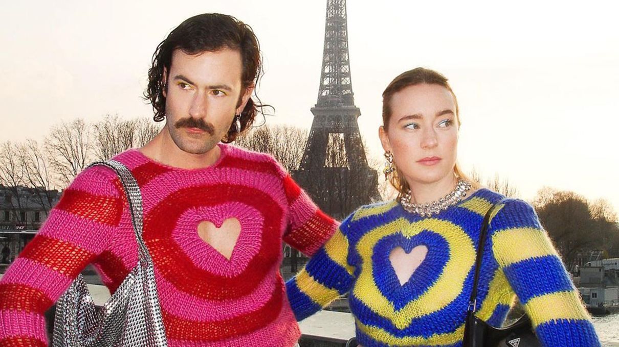 Блогерка з Нью-Йорка одягнула синьо-жовтий светр на підтримку України: цікавий образ - Fashion Блогерка з Нью-Йорка одягнула синьо-жовтий светр на підтримку України: цікавий образ - Fashion