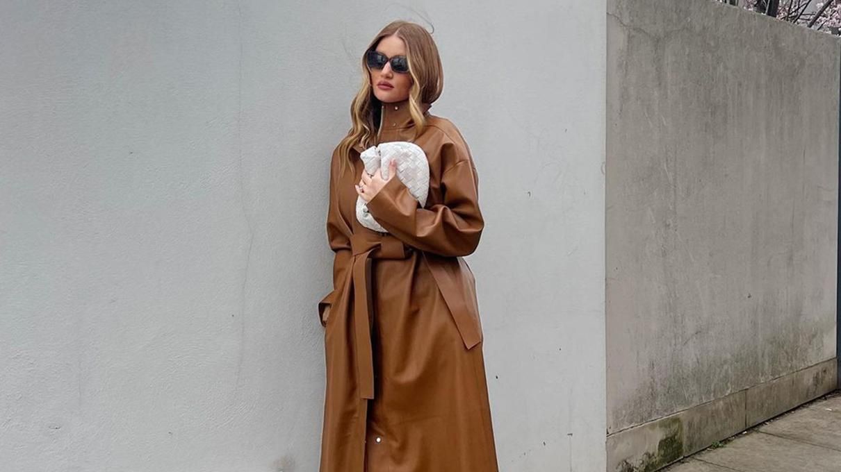 У шкіряному тренчі: Розі Гантінгтон-Вайтлі здійснила перший вихід після народження донечки - Fashion У шкіряному тренчі: Розі Гантінгтон-Вайтлі здійснила перший вихід після народження донечки - Fashion