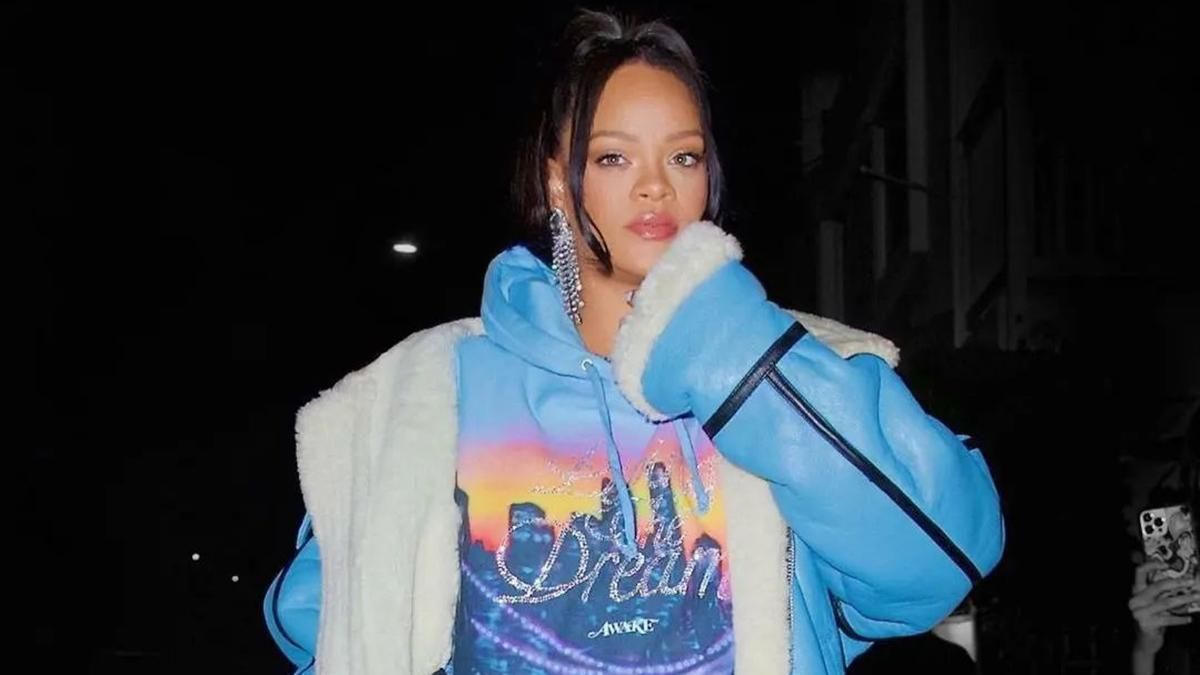 Вагітна Ріанна здійснила новий вихід у блакитній дублянці та короткій спідниці - Fashion Вагітна Ріанна здійснила новий вихід у блакитній дублянці та короткій спідниці - Fashion