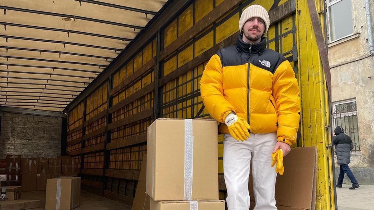 Команда Руслана Багинского переехала во Львов: дизайнер показал, как разгружает фуры с товаром - Fashion Команда Руслана Багинского переехала во Львов: дизайнер показал, как разгружает фуры с товаром - Fashion