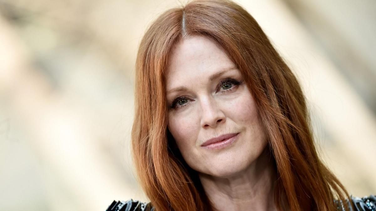 Джулианна Мур собирает деньги для украинцев: актриса создала сине-желтые шапки в цветах флага - Fashion Джулианна Мур собирает деньги для украинцев: актриса создала сине-желтые шапки в цветах флага - Fashion