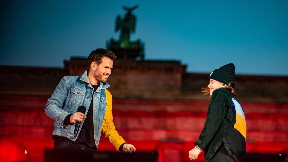Музикант одягнув на благодійний концерт в Берліні синьо-жовту куртку: зібрали 12 мільйонів євро - Fashion