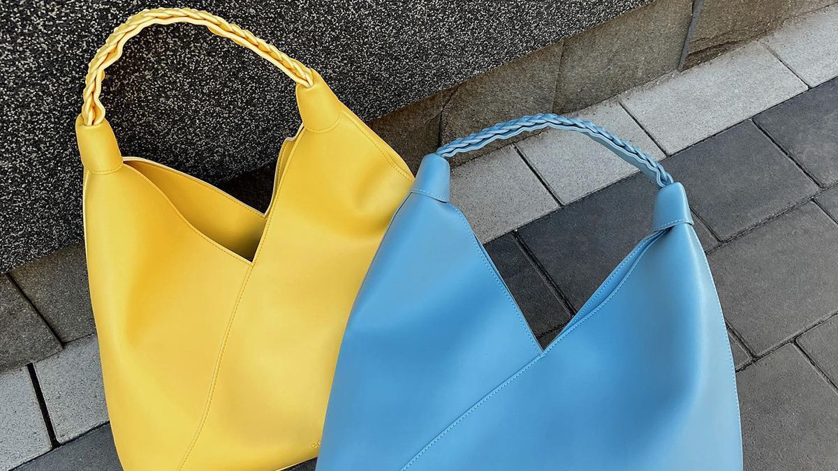 Шоурум COOSH представив сумки-бестселлери 2022 року в блакитному та жовтому кольорі - Fashion