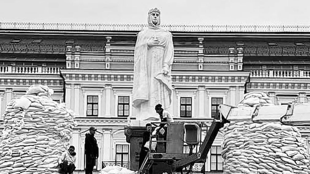 Светлана Бевза показала фото, как защищают памятник княгини Ольги – вдохновительнице ее коллекци - Fashion Светлана Бевза показала фото, как защищают памятник княгини Ольги – вдохновительнице ее коллекци - Fashion