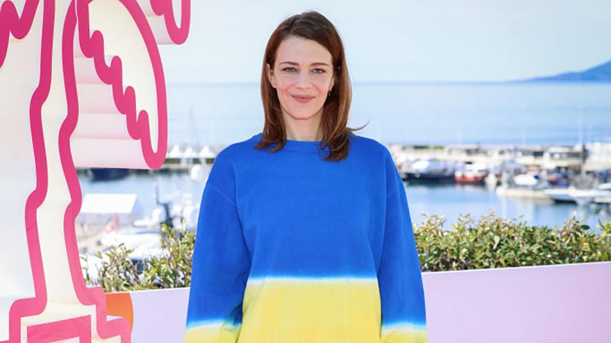 Французская актриса Селин Саллет вышла на фотокол в свитере в цвете украинского флага - Fashion