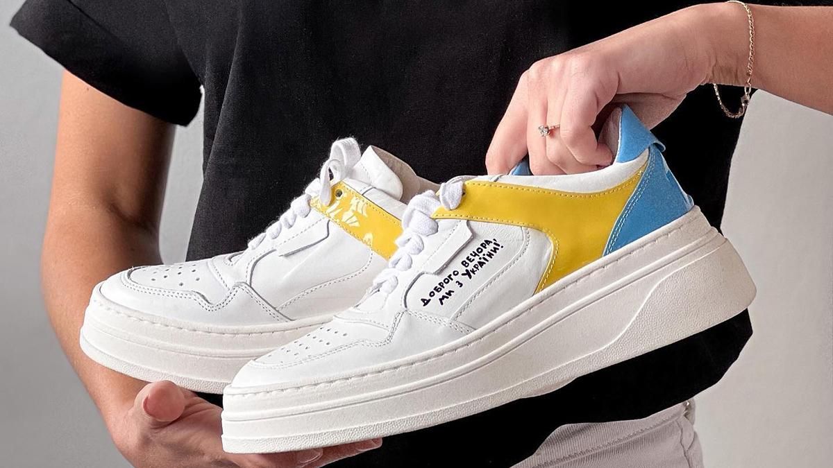 Доброго вечора, ми з України: в мережі з'явилися патріотичні кросівки з крилатим висловом - Fashion Доброго вечора, ми з України: в мережі з'явилися патріотичні кросівки з крилатим висловом - Fashion