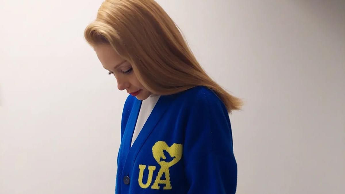 Тина Кароль выступила в Варшаве на матче Легия – Динамо в сине-желтом кардигане UA - Fashion