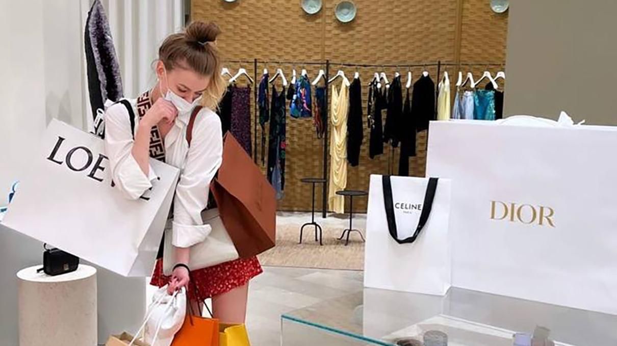 Бренд Celine також відмовляється продавати одяг росіянкам: блогерка вже пожалілася в мережі - Fashion