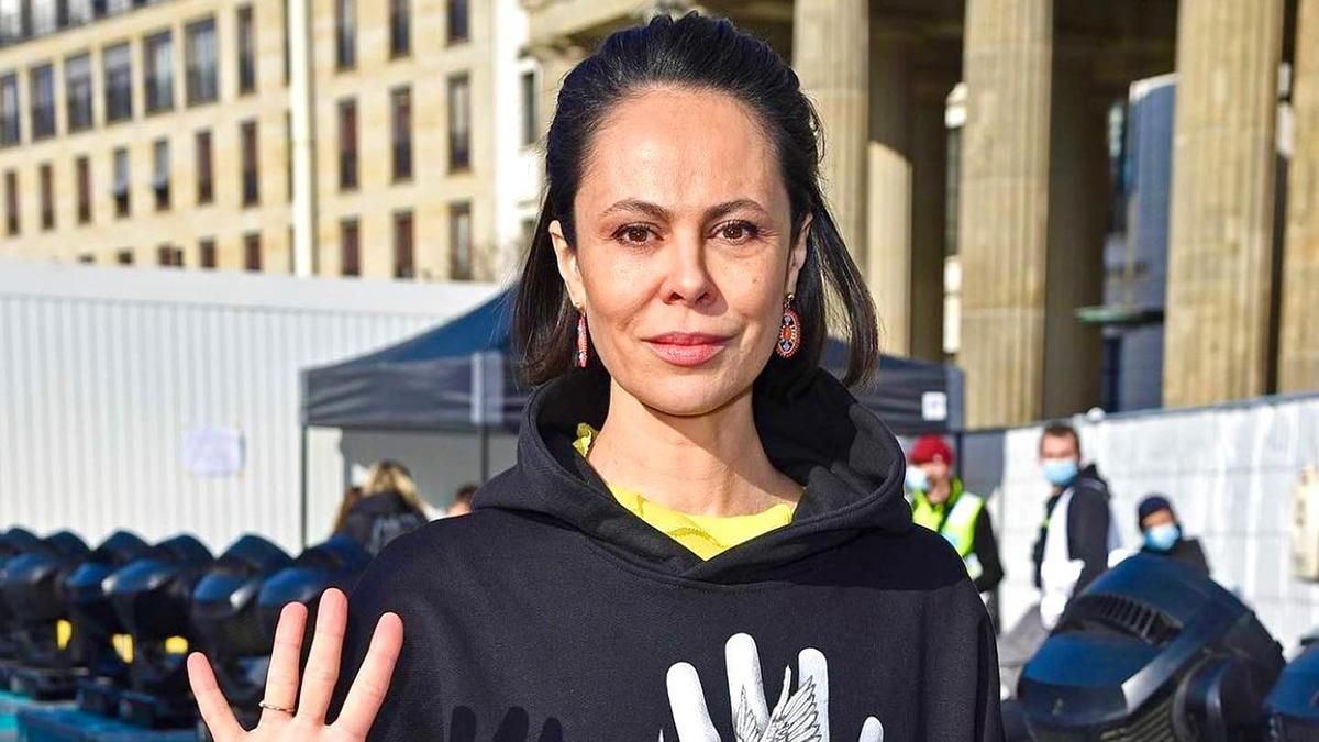 Жена Виталия Кличка продала свою джинсовую куртку за 5 тысяч евро, чтобы помочь украинцам - Fashion