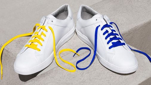 Американский бренд Kenneth Cole продает кроссовки с сине-желтыми шнуровками в поддержку Украины