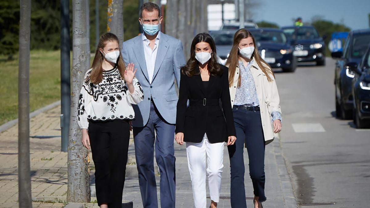 Летиція з сім'єю відвідала центр українських біженців: її донька одягнула чорно-білу вишиванку - Fashion Летиція з сім'єю відвідала центр українських біженців: її донька одягнула чорно-білу вишиванку - Fashion